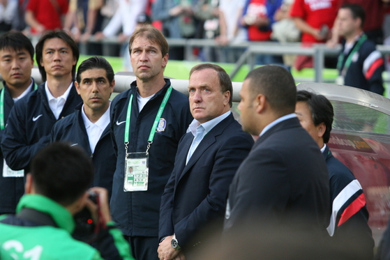 2006 독일월드컵 당시 한국을 지휘한 아드보카트 감독(오른쪽 둘째). 중앙포토