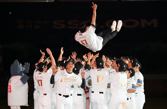 추신수 SSG 랜더스 구단주 보좌역 겸 육성총괄이 지난 6월 14일 인천 SSG랜더스필드에서 열린 자신의 은퇴식에서 동료들로부터 헹가래를 받고 있다. 사진 SSG 랜더스=뉴스1