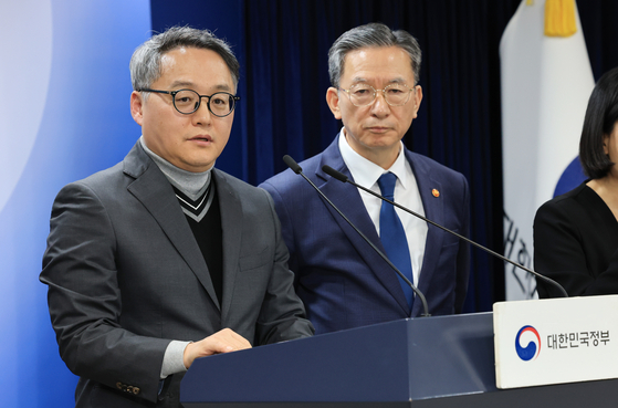 18일 정부서울청사에서 열린 긴급 브리핑에서 질문에 답하는 정홍식 법무부 국제법무국장. 뉴스1