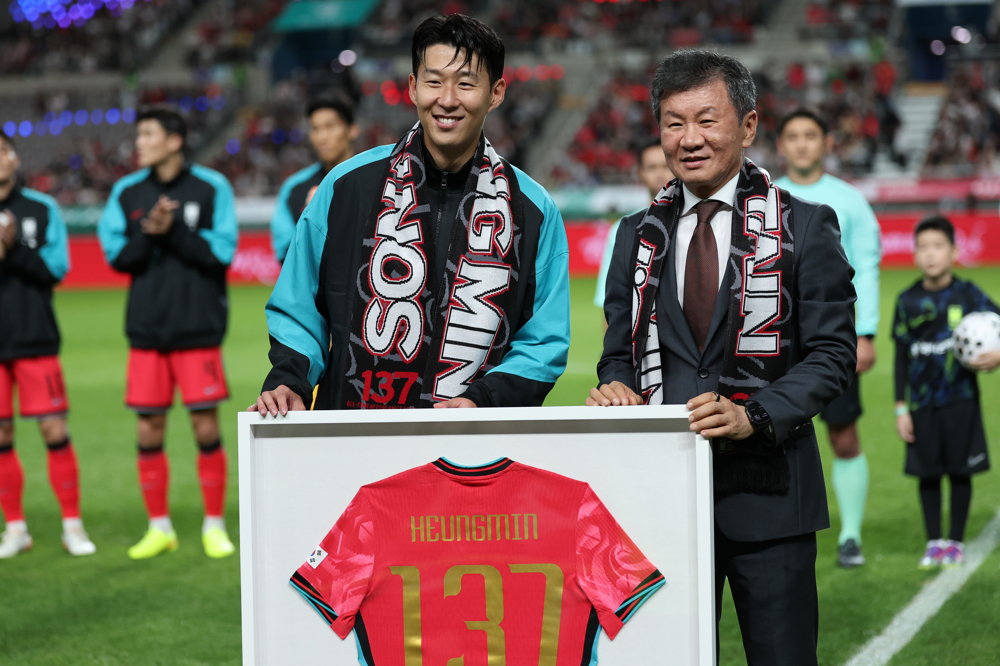 지난달 14일 서울월드컵경기장에서 열린 한국과 파라과이 평가전 킥오프를 앞둔 손흥민이 정몽규 대한축구협회장과 기념사진을 찍고 있다. 최기웅 기자