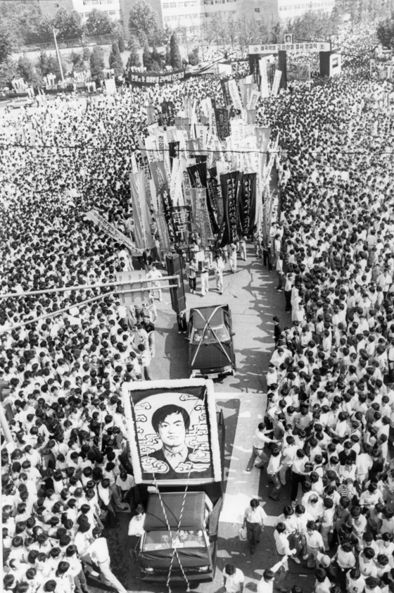 1987년 6·10 민주항쟁 당시 숨진 이한열 열사 장례식에 대학생과 시민 등 100만여 명이 모였다. [중앙포토]