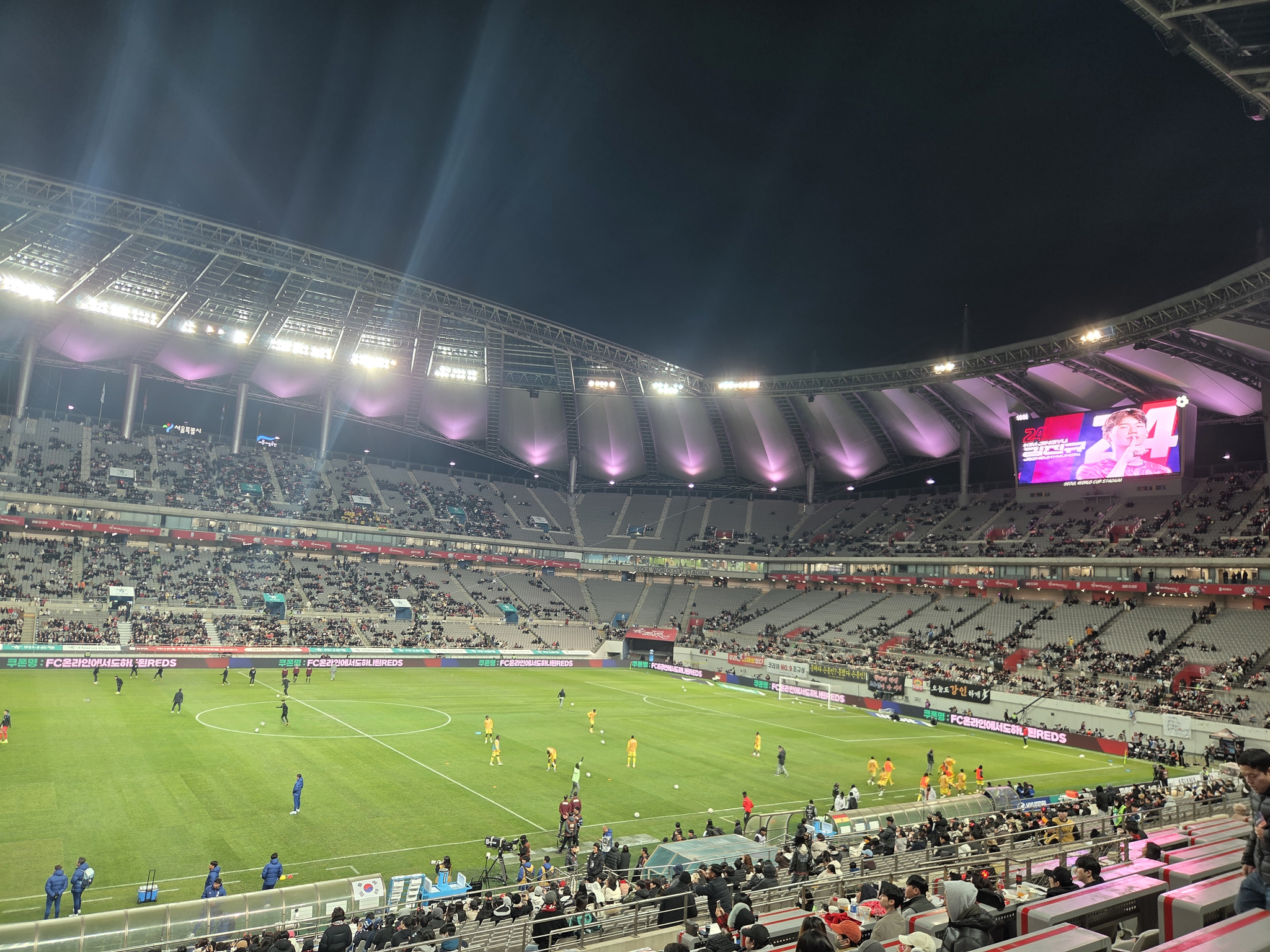 18일 한국과 가나의 축구대표팀 평가전이 열릴 서울월드컵경기장. 킥오프 20여분을 앞두고도 관중석에 빈자리가 많이 보인다. 박린 기자