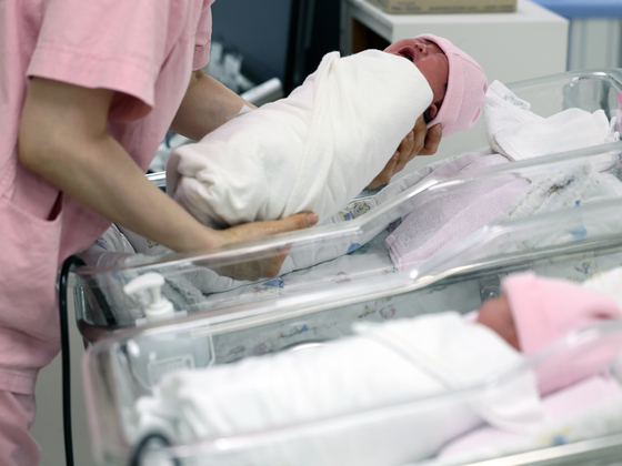 한 신생아실에서 아이가 울음을 터뜨리고 있다. 뉴스1