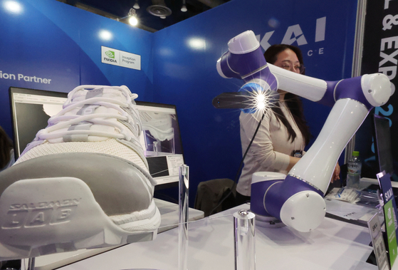 10일 서울 강남구 삼성동 코엑스에서 ‘인공지능(AI) 서밋 서울 앤 엑스포 2025’가 열렸다. 한 부스에서 로봇팔이 신발을 3차원(3D) 스캐닝하고 있다. 이번 행사는 한국무역협회·코엑스·DMK글로벌 등이 공동으로 개최했다. 연합뉴스