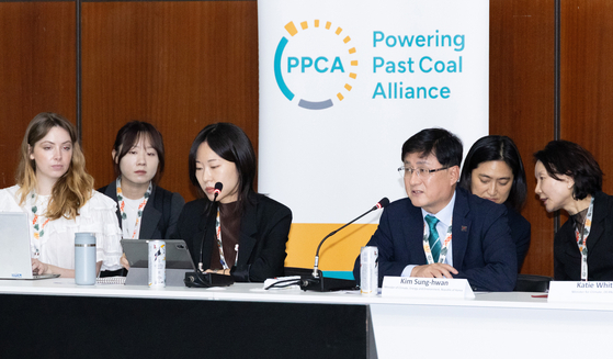 김성환 기후에너지환경부 장관이 17일(현지시간) 브라질 벨렝에서 제30차 유엔기후변화협약당사국총회(COP30) 부대행사로 탈석탄동맹(PPCA) 등이 주관한 '청정에너지 전환 가속화 이니셔티브'에서 탈석탄동맹 동참 선언을 하고 있다. 사진 기후에너지환경부