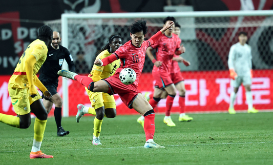 역습 상황에서 전방 손흥민에게 논스톱 패스를 내주는 오현규(가운데). 연합뉴스
