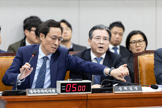 18일 서울 여의도 국회에서 열린 제429회국회(정기회) 운영위원회 제5차 전체회의에서 김용범 대통령실 정책실장이 김은혜 국민의힘 의원의 질의에 반발하자 우상호 정무수석이 이를 말리고 있다. 뉴스1