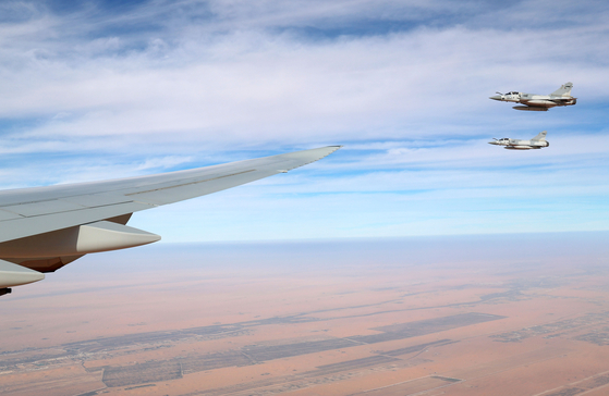 이재명 대통령이 탑승한 공군 1호기가 17일 UAE 상공에 진입하자 국빈 방문 예우 차원에서 UAE 전투기가 호위 비행을 하고 있다. 전민규 기자