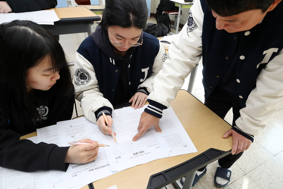 지난 14일 오전 대구 수성구 정화여고에서 고3 수험생들이 담임교사와 함께 전날 치른 2026학년도 대학수학능력시험(수능) 가채점을 하고 있다. 뉴스1
