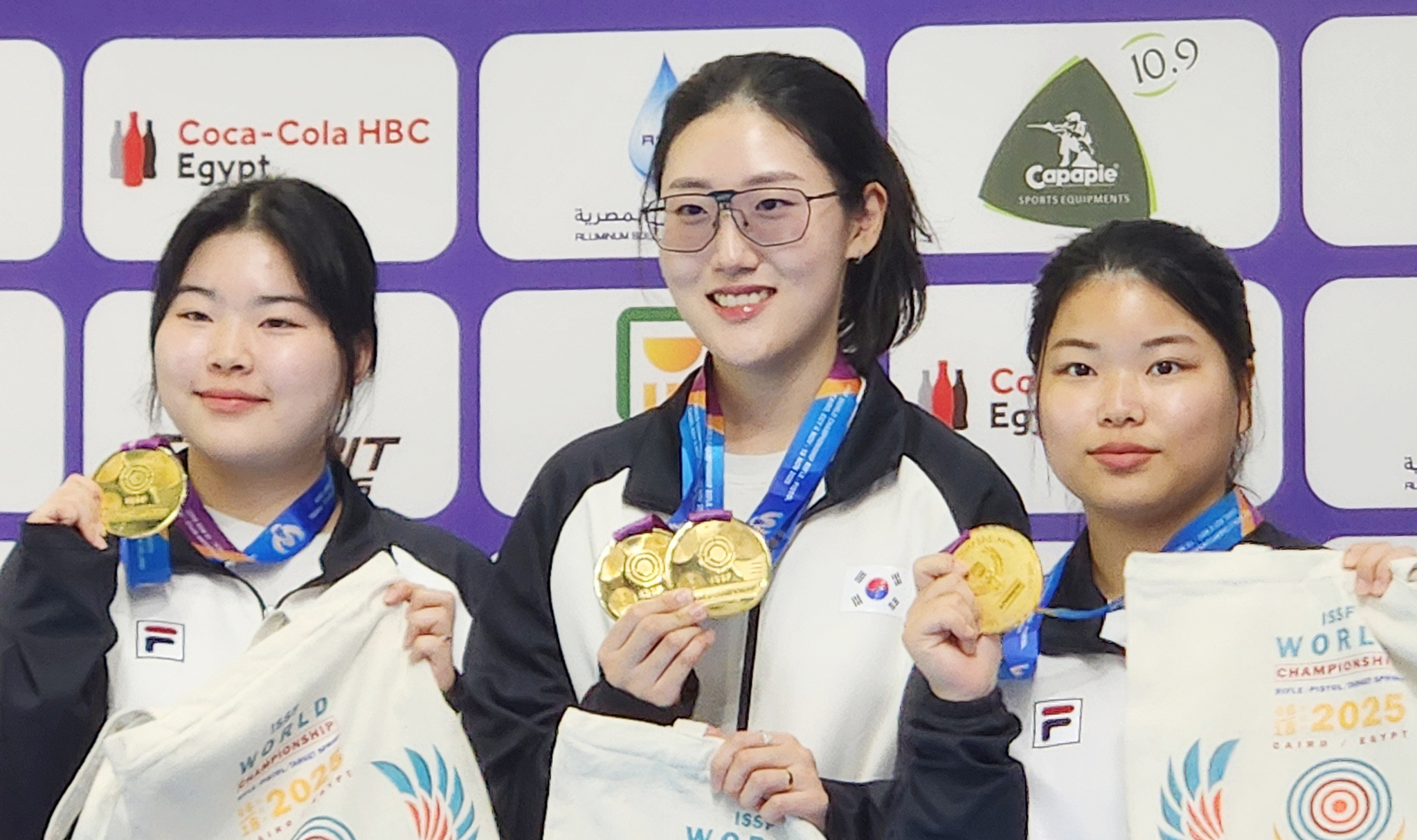 14일(현지시간) 이집트 카이로 국제올림픽시티사격장에서 열린 2025 국제사격연맹(ISSF) 세계선수권대회 여자 25m 권총 단체전에서 우승한 오예진(왼쪽부터), 양지인, 남다정이 시상식에서 메달을 들어보이고 있다. [사진 대한사격연맹]