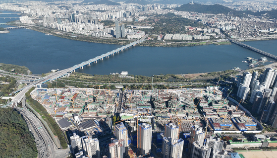 투기과열지구에서 재건축 조합 설립 단계부터 조합원 지위 양도 금지가 적용된다. 아파트를 구입하더라도 조합원 자격이 없기 때문에 새 아파트를 배정받지 못한다. 사진은 투기과열지구인 서초구 내 반포주공1 재건축 공사 현장. 사진 현대건설