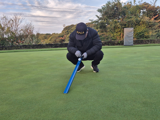 스팀프미터를 기울이면 공이 굴러 내린다. 그 거리를 측정해 그린 스피드를 매긴다. 성호준 골프전문기자 