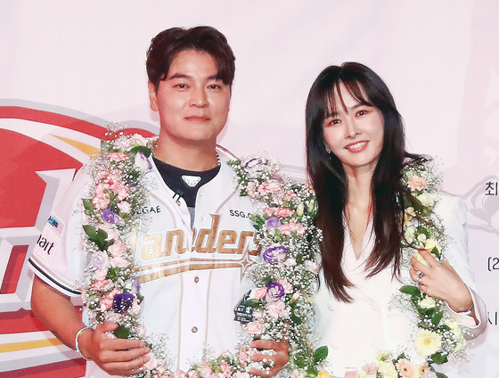 추신수 SSG 랜더스 구단주 보좌역 겸 육성총괄이 지난 6월 14일 인천 SSG랜더스필드에서 열린 자신의 은퇴식에서 아내 하원미와 기념촬영을 하고 있다. 사진 SSG랜더스=뉴스1