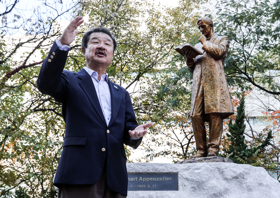미국 대학입시에 한국어 AP 도입을 추진하는 장태한 미 UC리버사이드 교수가 13일 서울 서소문 배재학당역사박물관 앞에서 중앙일보와 인터뷰하고 있다. 장 교수 뒤로 배재학당 설립자이자 한글 성경 번역에 힘썼던 아펜젤러의 동상이 보인다. 김성룡 기자