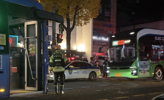 17일 오후 10시 42분쯤 서울 은평구 갈현동 연신내역 인근 통일로에서 버스와 승용차가 부딪히는 사고가 났다. 연합뉴스
