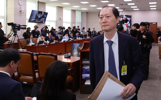 이완규 전 법제처장이 지난달 27일 국회 법제사법위원회에서 열린 국정감사에서 증인 선서 거부 이유를 설명한 뒤 자리로 돌아가고 있다. 임현동 기자