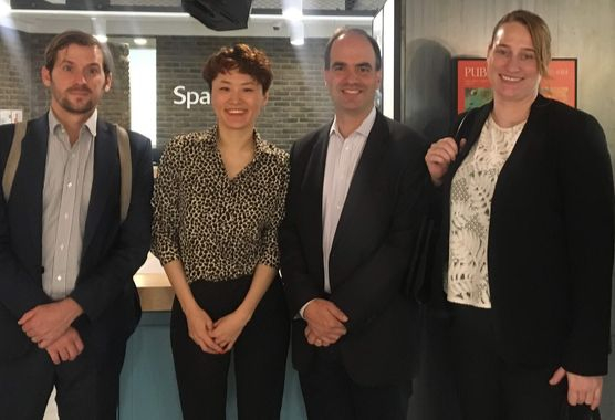 지난 2018년 11월 뉴욕타임스 관계자들이 서울 퍼블리 사무실을 방문해 박소령 전 대표(왼쪽 두 번째)와 만났다. 당시 퍼블리가 NYT 한국어판 라이센스를 샀다. 사진 박소령