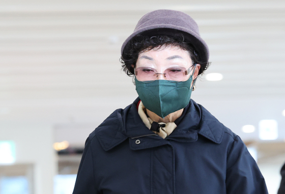 양평 공흥지구 개발 특혜 의혹과 관련해 김건희 여사의 모친 최은순씨가 지난 4일 서울 광화문 KT 빌딩에 마련된 김건희특검 사무실에 피의자 신분으로 출석하고 있다. 연합뉴스