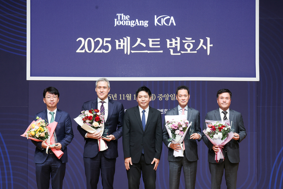 2025 중앙일보-한국사내변호사회 변호사 평가 시상식이 17일 서울 마포구 중앙일보에서 열렸다. 이날 이재환 한국사내변호사회 회장(가운데)과 베스트 변호사 TMT·정보보호 분과 수상자들이 기념촬영을 하고 있다. 우상조 기자