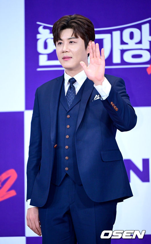 [OSEN=최규한 기자] 12일 오후 서울 상암동 누리꿈스퀘어 비즈니스타워에서 MBN '현역가왕2' 종영기념 기자간담회가 열렸다.'현역가왕2’는 박서진이 총점4574점을 기록하며 최종 우승을 차지했다. 이어 진해성-에녹-신승태-김준수-최수호-강문경이 차례로 톱7을 완성했다.가수 진해성이 포토타임을 하고 있다. 2025.03.12 / dreamer@osen.co.kr