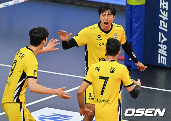 [OSEN=부산, 이석우 기자] 18일 부산 강서실내체육관에서 진에어 2025-2026 V리그 남자부 OK저축은행과 KB손해보험의 경기가 열렸다. 부산 시대를 연 OK저축은행의 신영철 감독이 한국 최초 300승을 기록할지 기대된다.KB손해보험 차영석이 득점에 성공하고 환호하고 있다. 2025.11.18 / foto0307@osen.co.kr
