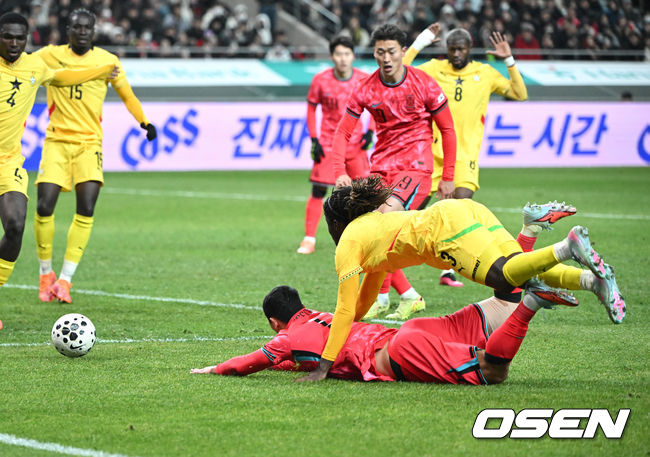 [OSEN=서울월드컵경기장, 이대선 기자] 홍명보 감독이 이끄는 대한민국 축구대표팀이 18일 오후 서울월드컵경기장에서 아프리카 강호 가나와 평가전을 가졌다.홍명보호의 2025년의 끝을 장식할 경기다. 내달 2026 국제축구연맹(FIFA) 북중미 월드컵 조 추첨을 앞두고 열리는 마지막 평가전이기도 하다. 현재 한국은 가나전 결과와 상관없이 사실상 월드컵 포트 2가 확정된 상태다. 아프리카 예선을 뚫고 북중미행에 성공한가나는 FIFA 랭킹 73위다.22위 한국보다는 51계단낮다. 하지만 통산 전적에서 4승 3패로 한국보다 우위다.후반 대한민국 황희찬이 페널티킥을 얻어내고 있다. 2025.11.18 /sunday@osen.co.kr