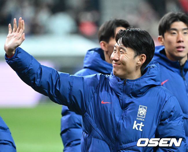 [OSEN=서울월드컵경기장, 이대선 기자] 홍명보호가 어려운 경기 끝에 2025년 마지막 A매치를 승리로 장식했다.홍명보 감독이 이끄는 한국 축구대표팀은 18일 오후 8시 서울월드컵경기장에서 열린11월 A매치 두 번째 친선경기에서'아프리카 강호' 가나를 상대로 1-0 승리했다.내달 2026 국제축구연맹(FIFA) 북중미 월드컵 조 추첨을 앞두고 열리는 마지막 평가전이었다.한국은 가나까지 잡아내면서 사상 최초로월드컵 포트 2를 확정하게 됐다.경기 종료 후 대한민국 손흥민이 관중석을 향해 인사를 하고 있다. 2025.11.18 /sunday@osen.co.kr