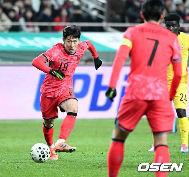 [OSEN=서울월드컵경기장, 이대선 기자] 홍명보호가 어려운 경기 끝에 2025년 마지막 A매치를 승리로 장식했다.홍명보 감독이 이끄는 한국 축구대표팀은 18일 오후 8시 서울월드컵경기장에서 열린11월 A매치 두 번째 친선경기에서'아프리카 강호' 가나를 상대로 1-0 승리했다.내달 2026 국제축구연맹(FIFA) 북중미 월드컵 조 추첨을 앞두고 열리는 마지막 평가전이었다.한국은 가나까지 잡아내면서 사상 최초로월드컵 포트 2를 확정하게 됐다.후반 대한민국 이강인이 드리블 돌파를 하고 있다. 2025.11.18 /sunday@osen.co.kr