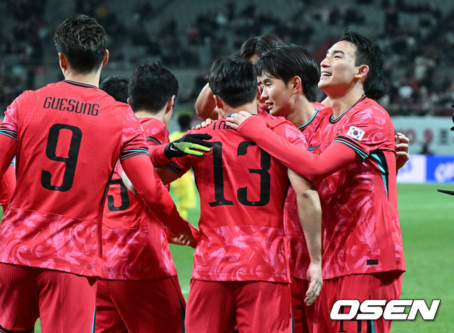 [OSEN=서울월드컵경기장, 이대선 기자] 홍명보호가 어려운 경기 끝에 2025년 마지막 A매치를 승리로 장식했다.홍명보 감독이 이끄는 한국 축구대표팀은 18일 오후 8시 서울월드컵경기장에서 열린11월 A매치 두 번째 친선경기에서'아프리카 강호' 가나를 상대로 1-0 승리했다.내달 2026 국제축구연맹(FIFA) 북중미 월드컵 조 추첨을 앞두고 열리는 마지막 평가전이었다.한국은 가나까지 잡아내면서 사상 최초로월드컵 포트 2를 확정하게 됐다.후반 대한민국 이태석이 선제골을 성공시키고 동료들과 환호하고 있다. 2025.11.18 /sunday@osen.co.kr