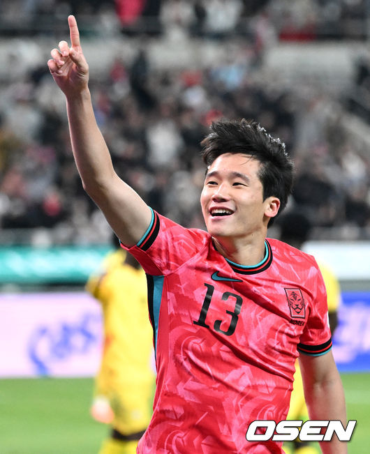 [OSEN=서울월드컵경기장, 이대선 기자] 홍명보호가 어려운 경기 끝에 2025년 마지막 A매치를 승리로 장식했다.홍명보 감독이 이끄는 한국 축구대표팀은 18일 오후 8시 서울월드컵경기장에서 열린11월 A매치 두 번째 친선경기에서'아프리카 강호' 가나를 상대로 1-0 승리했다.내달 2026 국제축구연맹(FIFA) 북중미 월드컵 조 추첨을 앞두고 열리는 마지막 평가전이었다.한국은 가나까지 잡아내면서 사상 최초로월드컵 포트 2를 확정하게 됐다.후반 대한민국 이태석이 선제골을 성공시키고 환호하고 있다. 2025.11.18 /sunday@osen.co.kr