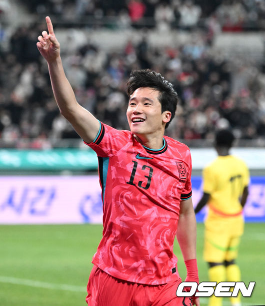 [OSEN=서울월드컵경기장, 이대선 기자] 홍명보 감독이 이끄는 대한민국 축구대표팀이 18일 오후 서울월드컵경기장에서 아프리카 강호 가나와 평가전을 가졌다.홍명보호의 2025년의 끝을 장식할 경기다. 내달 2026 국제축구연맹(FIFA) 북중미 월드컵 조 추첨을 앞두고 열리는 마지막 평가전이기도 하다. 현재 한국은 가나전 결과와 상관없이 사실상 월드컵 포트 2가 확정된 상태다. 아프리카 예선을 뚫고 북중미행에 성공한가나는 FIFA 랭킹 73위다.22위 한국보다는 51계단낮다. 하지만 통산 전적에서 4승 3패로 한국보다 우위다.후반 대한민국 이태석이 선제골을 성공시키고 환호하고 있다. 2025.11.18 /sunday@osen.co.kr