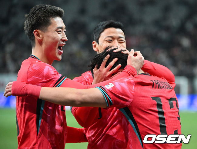 [OSEN=서울월드컵경기장, 이대선 기자] 홍명보 감독이 이끄는 대한민국 축구대표팀이 18일 오후 서울월드컵경기장에서 아프리카 강호 가나와 평가전을 가졌다.홍명보호의 2025년의 끝을 장식할 경기다. 내달 2026 국제축구연맹(FIFA) 북중미 월드컵 조 추첨을 앞두고 열리는 마지막 평가전이기도 하다. 현재 한국은 가나전 결과와 상관없이 사실상 월드컵 포트 2가 확정된 상태다. 아프리카 예선을 뚫고 북중미행에 성공한가나는 FIFA 랭킹 73위다.22위 한국보다는 51계단낮다. 하지만 통산 전적에서 4승 3패로 한국보다 우위다.후반 대한민국 이태석이 선제골을 성공시키고 동료들과 환호하고 있다. 2025.11.18 /sunday@osen.co.kr