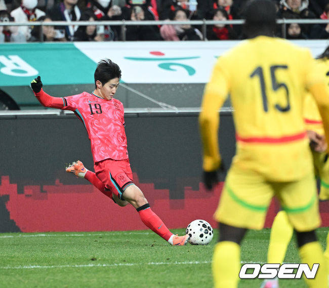 [OSEN=서울월드컵경기장, 이대선 기자] 홍명보 감독이 이끄는 대한민국 축구대표팀이 18일 오후 서울월드컵경기장에서 아프리카 강호 가나와 평가전을 가졌다.홍명보호의 2025년의 끝을 장식할 경기다. 내달 2026 국제축구연맹(FIFA) 북중미 월드컵 조 추첨을 앞두고 열리는 마지막 평가전이기도 하다. 현재 한국은 가나전 결과와 상관없이 사실상 월드컵 포트 2가 확정된 상태다. 아프리카 예선을 뚫고 북중미행에 성공한가나는 FIFA 랭킹 73위다.22위 한국보다는 51계단낮다. 하지만 통산 전적에서 4승 3패로 한국보다 우위다.후반 대한민국 이강인이 선제골 어시스트를 기록하고 있다. 2025.11.18 /sunday@osen.co.kr