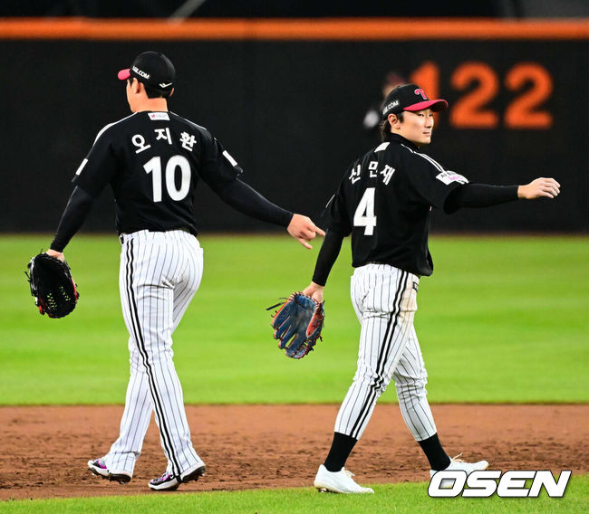[OSEN=지형준 기자] LG 오지환, 신민재. 2025.10.31 /jpnews@osen.co.kr