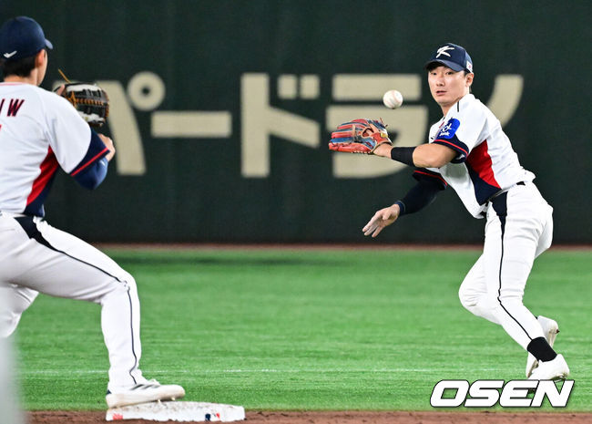 [OSEN=도쿄(일본), 조은정 기자] 16일 오후 일본 도쿄돔에서  ‘2025 NAVER K-BASEBALL SERIES’ 대한민국과 일본의 2차전 경기가 열렸다.한국은 정우주, 일본은 카네마루 유메토를 선발투수로 내세웠다.4회초 1사 만루에서 대한민국 신민재가 일본 무라바야시 이츠키를 병살타로 처리하고 있다. 2025.11.16 /cej@osen.co.kr