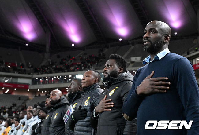 [OSEN=서울월드컵경기장, 지형준 기자] 홍명보 감독이 이끄는 대한민국 축구대표팀이 18일 오후 서울월드컵경기장에서 아프리카 강호 가나와 평가전을 가졌다.홍명보호의 2025년의 끝을 장식할 경기다. 내달 2026 국제축구연맹(FIFA) 북중미 월드컵 조 추첨을 앞두고 열리는 마지막 평가전이기도 하다. 현재 한국은 가나전 결과와 상관없이 사실상 월드컵 포트 2가 확정된 상태다. 아프리카 예선을 뚫고 북중미행에 성공한가나는 FIFA 랭킹 73위다.22위 한국보다는 51계단낮다. 하지만 통산 전적에서 4승 3패로 한국보다 우위다.경기에 앞서 가나 오토 아도 감독이 국민 의례를 하고 있다. 2025.11.18 /jpnews@osen.co.kr