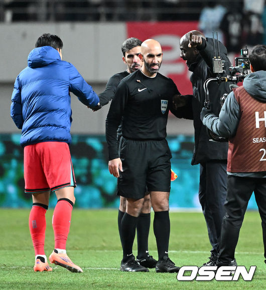 [OSEN=서울월드컵경기장, 이대선 기자] 홍명보호가 어려운 경기 끝에 2025년 마지막 A매치를 승리로 장식했다.홍명보 감독이 이끄는 한국 축구대표팀은 18일 오후 8시 서울월드컵경기장에서 열린11월 A매치 두 번째 친선경기에서'아프리카 강호' 가나를 상대로 1-0 승리했다.내달 2026 국제축구연맹(FIFA) 북중미 월드컵 조 추첨을 앞두고 열리는 마지막 평가전이었다.한국은 가나까지 잡아내면서 사상 최초로월드컵 포트 2를 확정하게 됐다.경기 종료 후 가나 오토 아도 감독이 심판 판정에 대해 항의하고 있다. 2025.11.18 /sunday@osen.co.kr