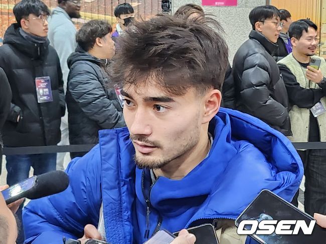 [사진] 믹스트존 인터뷰에 임한 카스트로프