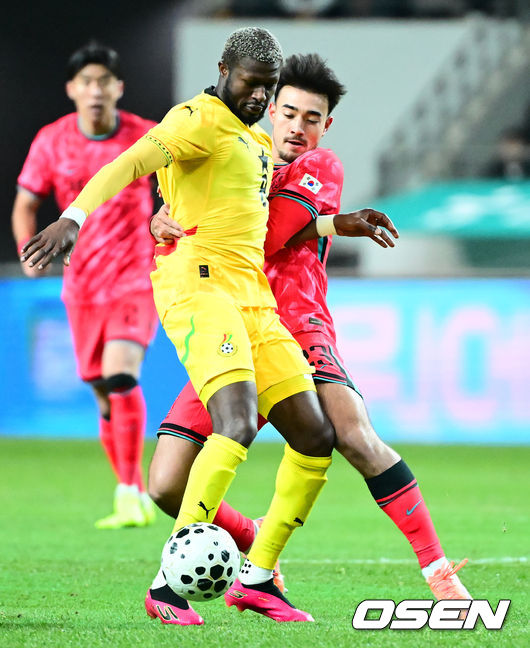 [OSEN=서울월드컵경기장, 지형준 기자] 홍명보 감독이 이끄는 대한민국 축구대표팀이 18일 오후 서울월드컵경기장에서 아프리카 강호 가나와 평가전을 가졌다.홍명보호의 2025년의 끝을 장식할 경기다. 내달 2026 국제축구연맹(FIFA) 북중미 월드컵 조 추첨을 앞두고 열리는 마지막 평가전이기도 하다. 현재 한국은 가나전 결과와 상관없이 사실상 월드컵 포트 2가 확정된 상태다. 아프리카 예선을 뚫고 북중미행에 성공한가나는 FIFA 랭킹 73위다.22위 한국보다는 51계단낮다. 하지만 통산 전적에서 4승 3패로 한국보다 우위다.전반 대한민국 카스트로프가 수비를 하고 있다. 2025.11.18 /jpnews@osen.co.kr