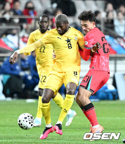 [OSEN=서울월드컵경기장, 이대선 기자] 홍명보 감독이 이끄는 대한민국 축구대표팀이 18일 오후 서울월드컵경기장에서 아프리카 강호 가나와 평가전을 가졌다.홍명보호의 2025년의 끝을 장식할 경기다. 내달 2026 국제축구연맹(FIFA) 북중미 월드컵 조 추첨을 앞두고 열리는 마지막 평가전이기도 하다. 현재 한국은 가나전 결과와 상관없이 사실상 월드컵 포트 2가 확정된 상태다. 아프리카 예선을 뚫고 북중미행에 성공한가나는 FIFA 랭킹 73위다.22위 한국보다는 51계단낮다. 하지만 통산 전적에서 4승 3패로 한국보다 우위다.전반 대한민국 옌스가 수비를 하고 있다. 2025.11.18 /sunday@osen.co.kr