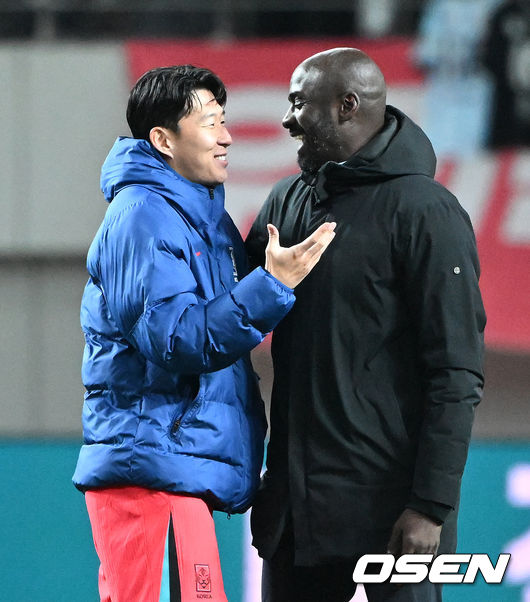 [OSEN=서울월드컵경기장, 이대선 기자] 홍명보호가 어려운 경기 끝에 2025년 마지막 A매치를 승리로 장식했다.홍명보 감독이 이끄는 한국 축구대표팀은 18일 오후 8시 서울월드컵경기장에서 열린11월 A매치 두 번째 친선경기에서'아프리카 강호' 가나를 상대로 1-0 승리했다.내달 2026 국제축구연맹(FIFA) 북중미 월드컵 조 추첨을 앞두고 열리는 마지막 평가전이었다.한국은 가나까지 잡아내면서 사상 최초로월드컵 포트 2를 확정하게 됐다.경기 종료 후 대한민국 손흥민이 가나 오토 아도 감독과 이야기를 나누고 있다. 2025.11.18 /sunday@osen.co.kr