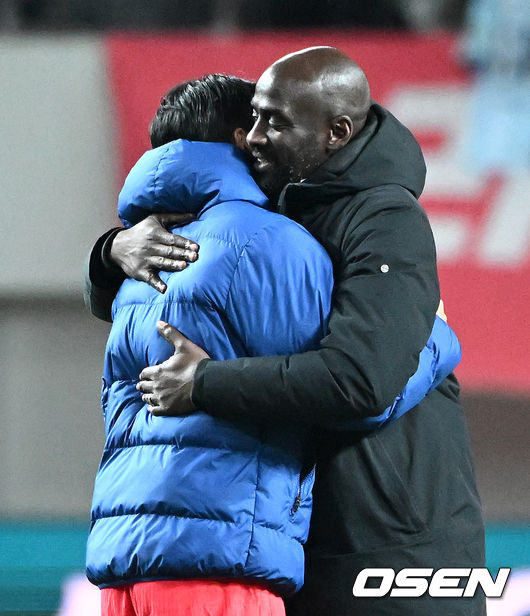 [OSEN=서울월드컵경기장, 이대선 기자] 홍명보호가 어려운 경기 끝에 2025년 마지막 A매치를 승리로 장식했다.홍명보 감독이 이끄는 한국 축구대표팀은 18일 오후 8시 서울월드컵경기장에서 열린11월 A매치 두 번째 친선경기에서'아프리카 강호' 가나를 상대로 1-0 승리했다.내달 2026 국제축구연맹(FIFA) 북중미 월드컵 조 추첨을 앞두고 열리는 마지막 평가전이었다.한국은 가나까지 잡아내면서 사상 최초로월드컵 포트 2를 확정하게 됐다.경기 종료 후 대한민국 손흥민이 가나 오토 아도 감독과 이야기를 나누고 있다. 2025.11.18 /sunday@osen.co.kr