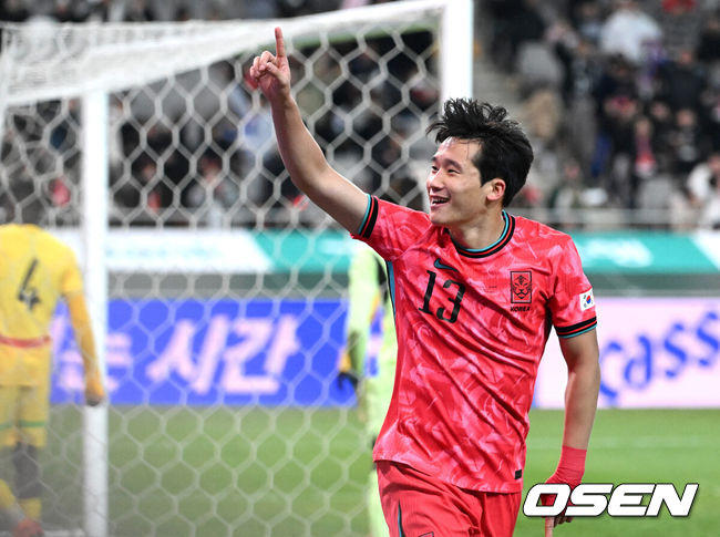 [OSEN=서울월드컵경기장, 이대선 기자] 홍명보호가 어려운 경기 끝에 2025년 마지막 A매치를 승리로 장식했다.홍명보 감독이 이끄는 한국 축구대표팀은 18일 오후 8시 서울월드컵경기장에서 열린11월 A매치 두 번째 친선경기에서'아프리카 강호' 가나를 상대로 1-0 승리했다.내달 2026 국제축구연맹(FIFA) 북중미 월드컵 조 추첨을 앞두고 열리는 마지막 평가전이었다.한국은 가나까지 잡아내면서 사상 최초로월드컵 포트 2를 확정하게 됐다.후반 대한민국 이태석이 선제골을 성공시키고 환호하고 있다. 2025.11.18 /sunday@osen.co.kr