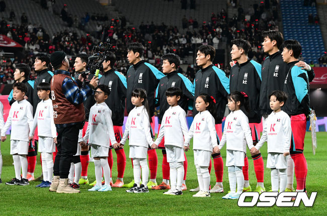 [OSEN=서울월드컵경기장, 지형준 기자] 홍명보 감독이 이끄는 한국 축구대표팀이 18일 오후 8시 서울월드컵경기장에서 열린11월 A매치 두 번째 친선경기에서'아프리카 강호' 가나를 상대로 1-0 승리했다.내달 2026 국제축구연맹(FIFA) 북중미 월드컵 조 추첨을 앞두고 열리는 마지막 평가전이었다.한국은 가나까지 잡아내면서 사상 최초로월드컵 포트 2를 확정하게 됐다. 이로써 대표팀은 홍명보 감독이 부임한 뒤 처음으로 A매치 2연전에서 나란히 승리를 거두게 됐다.대한민국 선수들이 국민의례를 하고 있다. 2025.11.18 /jpnews@osen.co.kr