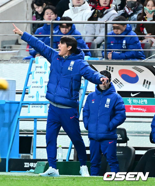 [OSEN=서울월드컵경기장, 지형준 기자] 홍명보 감독이 이끄는 한국 축구대표팀이 18일 오후 8시 서울월드컵경기장에서 열린11월 A매치 두 번째 친선경기에서'아프리카 강호' 가나를 상대로 1-0 승리했다.내달 2026 국제축구연맹(FIFA) 북중미 월드컵 조 추첨을 앞두고 열리는 마지막 평가전이었다.한국은 가나까지 잡아내면서 사상 최초로월드컵 포트 2를 확정하게 됐다. 이로써 대표팀은 홍명보 감독이 부임한 뒤 처음으로 A매치 2연전에서 나란히 승리를 거두게 됐다.후반 대한민국 홍명보 감독이 선수들을 독려하고 있다. 2025.11.18 /jpnews@osen.co.kr