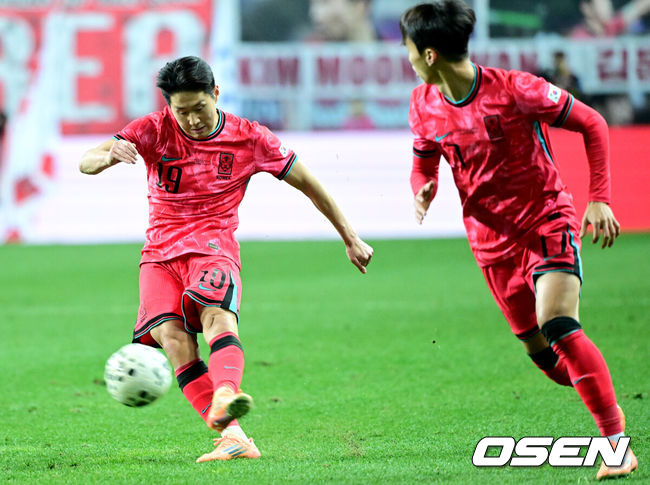 [OSEN=대전, 최규한 기자] 1년 8개월 만에 대표팀으로 돌아온 조규성이 골맛을 봤다. 손흥민도 프리킥 득점으로 한국을 승리로 이끌었다.홍명보 감독이 이끄는 한국축구대표팀(FIFA 랭킹 22위)은 14일대전월드컵경기장에서 볼리비아(76위)와 11월 A매치 1차전을 치러 2-0으로 승리했다.후반 한국 이강인이 프리킥을 차고 있다. 2025.11.14 / dreamer@osen.co.kr