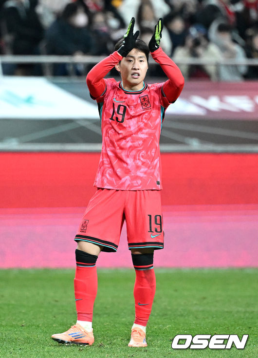 [OSEN=서울월드컵경기장, 이대선 기자] 홍명보호가 어려운 경기 끝에 2025년 마지막 A매치를 승리로 장식했다.홍명보 감독이 이끄는 한국 축구대표팀은 18일 오후 8시 서울월드컵경기장에서 열린11월 A매치 두 번째 친선경기에서'아프리카 강호' 가나를 상대로 1-0 승리했다.내달 2026 국제축구연맹(FIFA) 북중미 월드컵 조 추첨을 앞두고 열리는 마지막 평가전이었다.한국은 가나까지 잡아내면서 사상 최초로월드컵 포트 2를 확정하게 됐다.후반 대한민국 이강인이 페널티킥을 실축한 황희찬을 향해 박수를 보내고 있다. 2025.11.18 /sunday@osen.co.kr