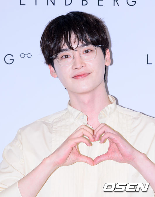 [OSEN=이대선 기자] 배우 이종석이 29일 오전 서울 중구 신세계백화점 본점에서 열린 아이웨어 브랜드의 포토콜 행사에 참석했다.이종석은 tvN 새 토일드라마 '서초동' 방송을 앞두고 있다.이종석이 포토타임을 가지고 있다. 2025.05.29 /sunday@osen.co.kr