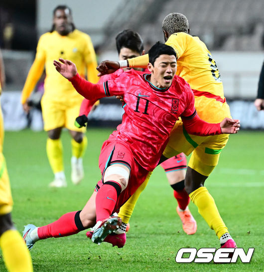 [OSEN=서울월드컵경기장, 지형준 기자] 홍명보 감독이 이끄는 대한민국 축구대표팀이 18일 오후 서울월드컵경기장에서 아프리카 강호 가나와 평가전을 가졌다.홍명보호의 2025년의 끝을 장식할 경기다. 내달 2026 국제축구연맹(FIFA) 북중미 월드컵 조 추첨을 앞두고 열리는 마지막 평가전이기도 하다. 현재 한국은 가나전 결과와 상관없이 사실상 월드컵 포트 2가 확정된 상태다. 아프리카 예선을 뚫고 북중미행에 성공한가나는 FIFA 랭킹 73위다.22위 한국보다는 51계단낮다. 하지만 통산 전적에서 4승 3패로 한국보다 우위다.후반 대한민국 황희찬이 가나 수비수와 충돌하며 넘어지고 있다. 2025.11.18 /jpnews@osen.co.kr