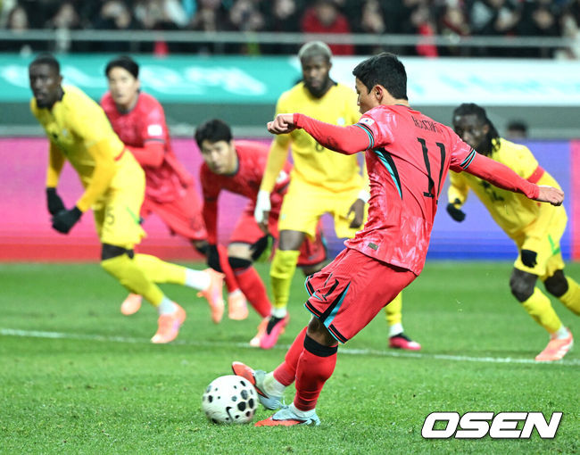 [OSEN=서울월드컵경기장, 이대선 기자] 홍명보호가 어려운 경기 끝에 2025년 마지막 A매치를 승리로 장식했다.홍명보 감독이 이끄는 한국 축구대표팀은 18일 오후 8시 서울월드컵경기장에서 열린11월 A매치 두 번째 친선경기에서'아프리카 강호' 가나를 상대로 1-0 승리했다.내달 2026 국제축구연맹(FIFA) 북중미 월드컵 조 추첨을 앞두고 열리는 마지막 평가전이었다.한국은 가나까지 잡아내면서 사상 최초로월드컵 포트 2를 확정하게 됐다.후반 대한민국 황희찬이 페널티킥을 실축하고 있다. 2025.11.18 /sunday@osen.co.kr